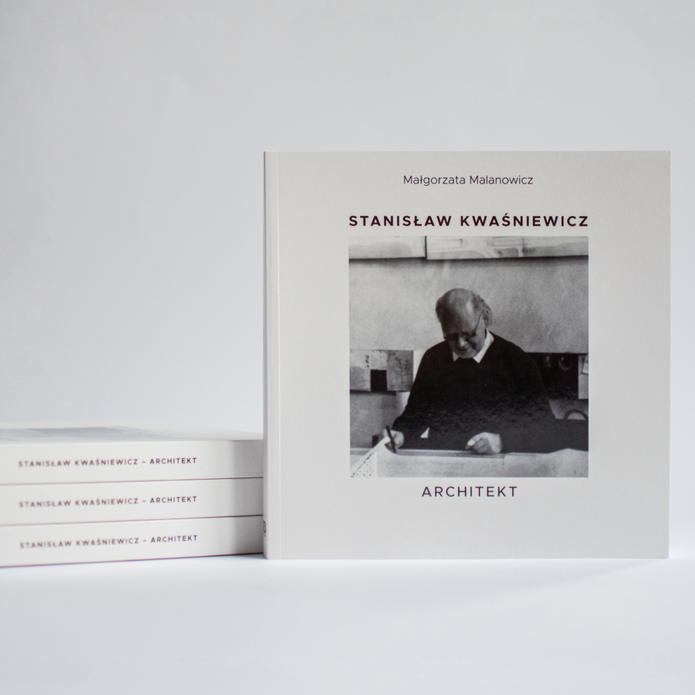 Okładka książki po prawej wraz ze stosem książek obróconych grzbietem do odbiorcy po lewej stronie z napisem Stanisław Kwaśniewicz - Architekt