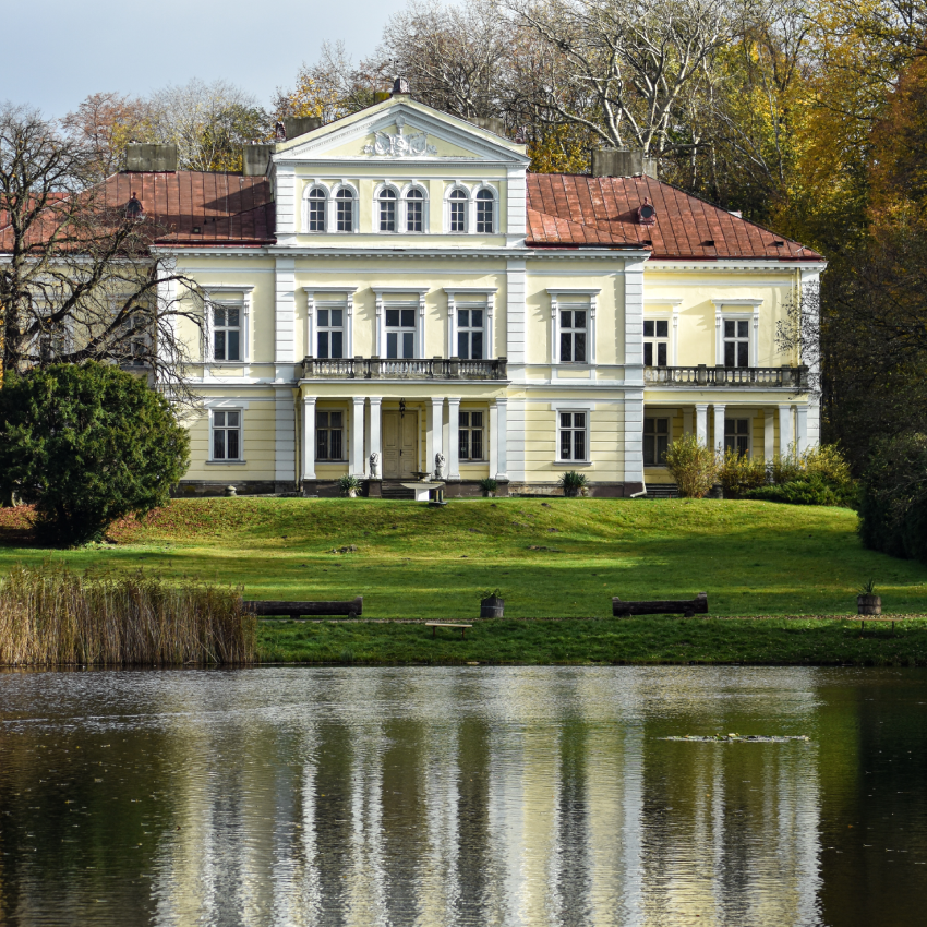 The photo shows the Raczyński Palace by the water.